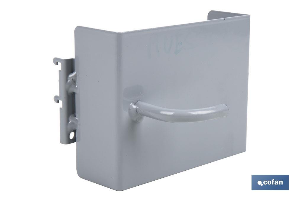 Suporte para berbequins | Inclui gancho com ângulo de 90° | Material: aço | Fundo perfurado | Dimensões: 130 x 95 x 65 mm  - Cofan